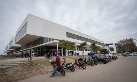 Mientras acompañaba a su pareja internada desde hacía varios días, un hombre sufrió el robo de la moto que había dejado estacionada frente al nuevo Hospital Iturraspe Mientras acompañaba a su pareja internada desde hacía varios días, un hombre sufrió el robo de la moto que había dejado estacionada frente al nuevo Hospital Iturraspe