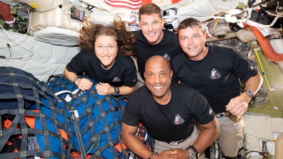 La nave Orion de la misión Artemis II vuelve la Tierra tras orbitar la Luna con éxito.