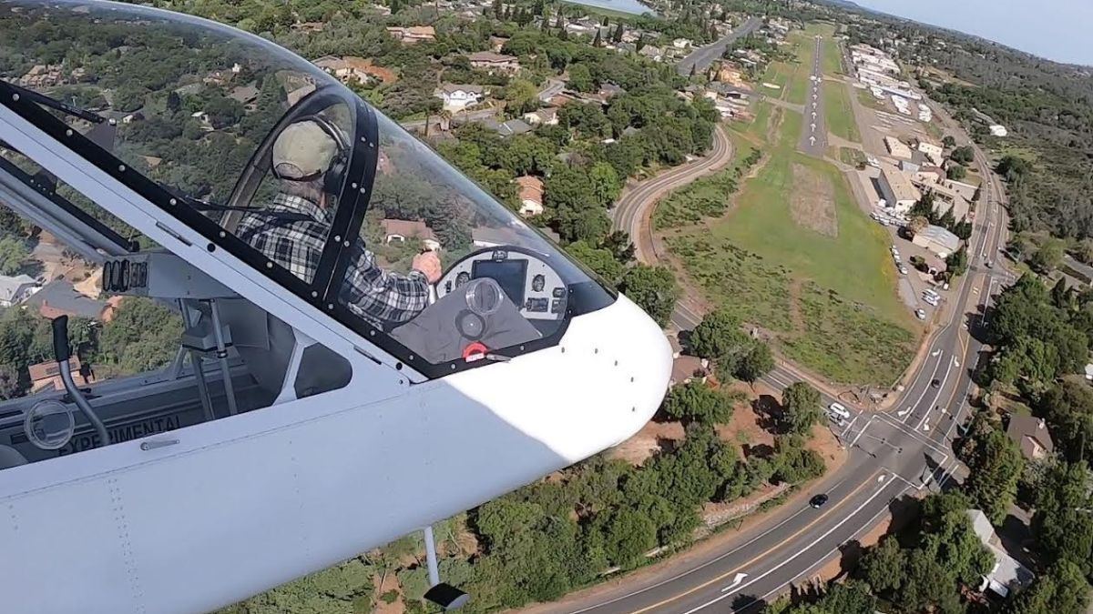 Viraje y aproximación final a la cabecera 31 de Cameron Airpark vista desde una aeronave. La pista, completamente asfaltada y con cabeceras 13/31 (con orientación general sureste-noroeste), mide 4051 pies de largo por 50 pies de ancho (1232 x 15,2 metros).
