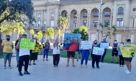 No más hijos rehenes, un grupo de padres que lucha por los derechos del niño se manifestaron este viernes frente a los Tribunales santafesinos. No más hijos rehenes, un grupo de padres que lucha por los derechos del niño se manifestaron este viernes frente a los Tribunales santafesinos.