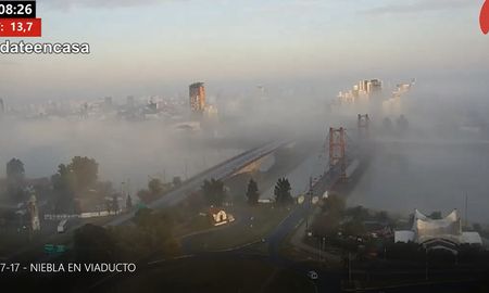 La postal de la ciudad de Santa Fe rodeada por la niebla. La postal de la ciudad de Santa Fe rodeada por la niebla.