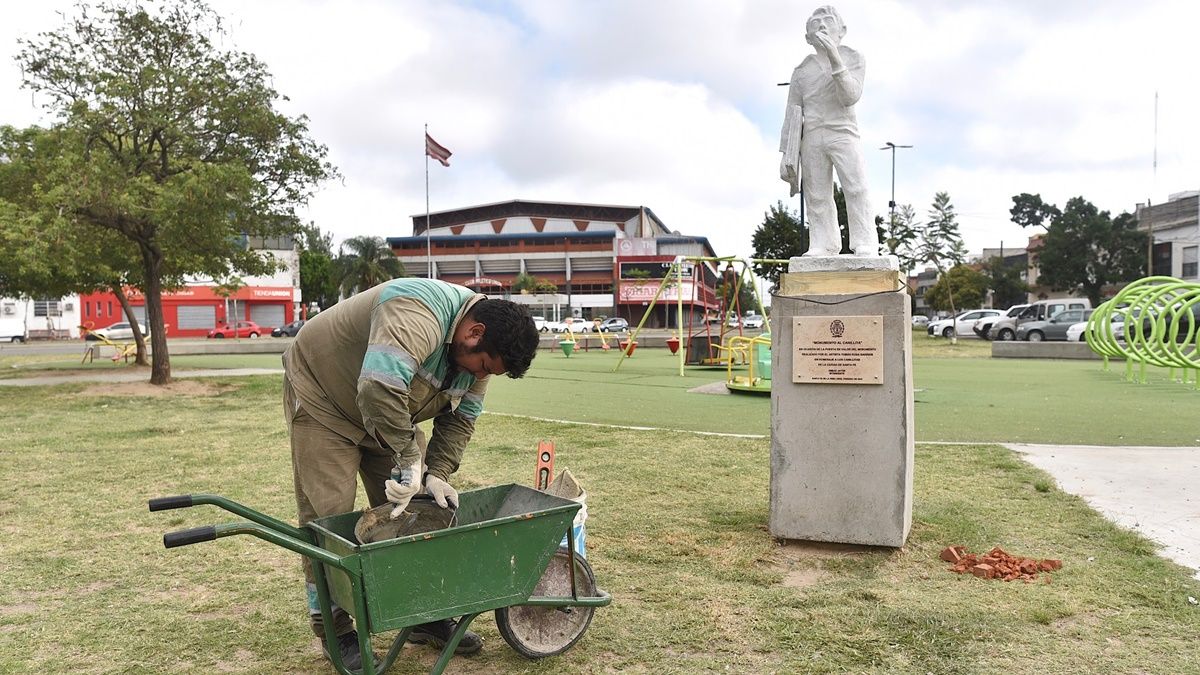 La escultura está ubicada en la intersección de San Lorenzo y Bulevar Pellegrini, frente al Club Atlético Unión.
