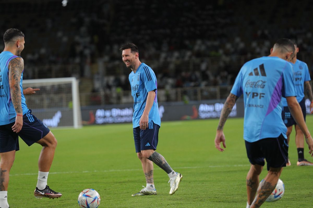 Lionel Messi entrenó por primera vez con la Selección argentina en Abu Dhabi y se prepara para el amistoso del miércoles ante Emiratos Árabes.