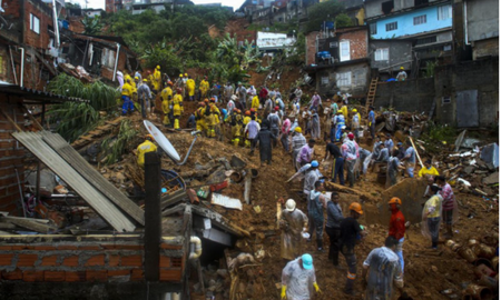 Los intentos por encontrar sobrevivientes y rescatar cadáveres bajo las montañas de lodo que arrastraron barrios el martes pasado se suspendieron de manera temporal este sábado, debido a la lluvia y al riesgo de nuevos derrumbes. Los intentos por encontrar sobrevivientes y rescatar cadáveres bajo las montañas de lodo que arrastraron barrios el martes pasado se suspendieron de manera temporal este sábado, debido a la lluvia y al riesgo de nuevos derrumbes.