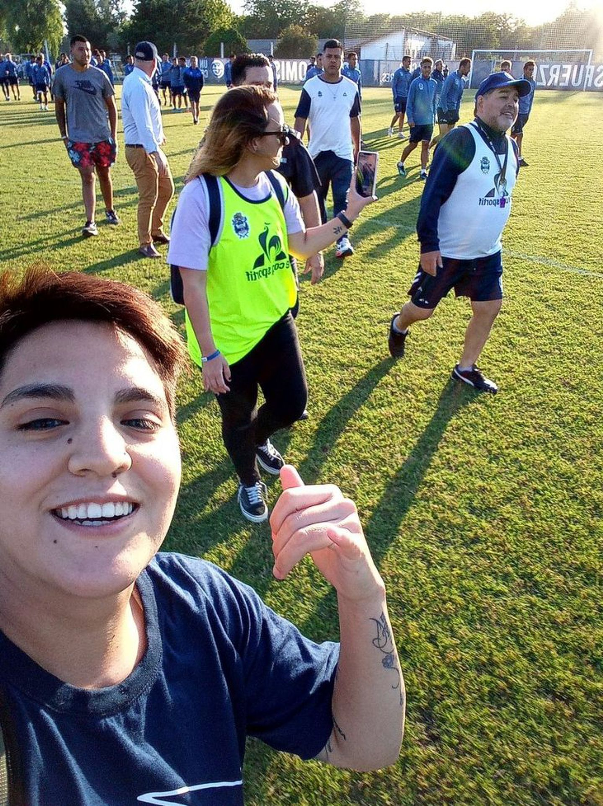 Eugenia Laprovittola junto a Diego Maradona cuando el astro era entrenador de Gimnasia y Esgrima La Plata. (Foto: Instagram/@euge_laprovittola10) 
