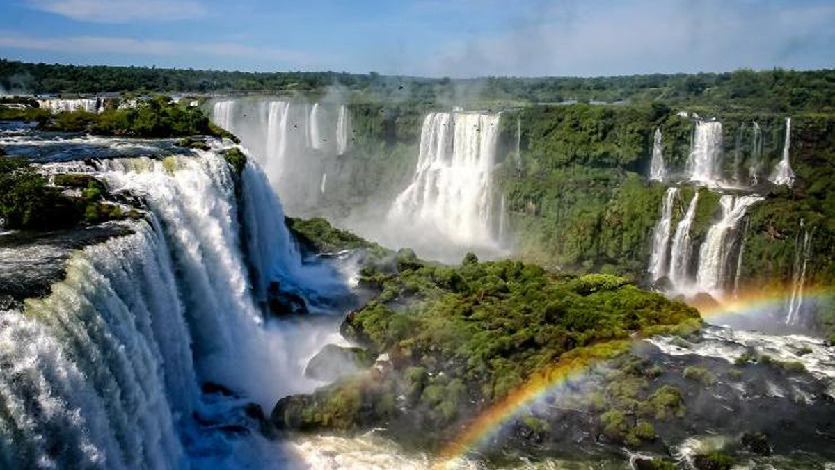 Las Cataratas del Iguazú son una de las Siete Maravillas Naturales del Mundo. Las Cataratas del Iguazú son una de las Siete Maravillas Naturales del Mundo.