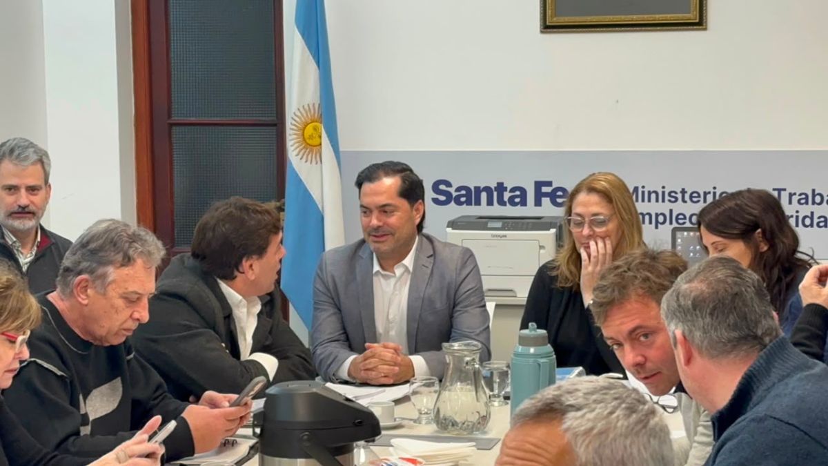El encuentro será el segundo de la mesa paritaria sanitaria. La primera reunión se realizó el viernes pasado y concluyó sin una oferta económica. El encuentro será el segundo de la mesa paritaria sanitaria. La primera reunión se realizó el viernes pasado y concluyó sin una oferta económica.