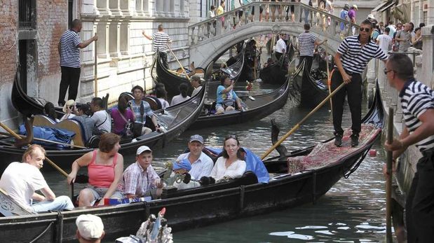 La saturación turística altera la vida cotidiana de cascos antiguos como el de Venecia, transformando barrios residenciales en distritos hoteleros exclusivos para el público internacional.