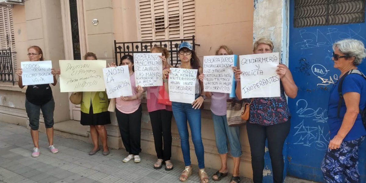 Vecinos de las zonas usurpadas se manifestaron esta ma&ntilde;ana frente al Juzgado Federal de Santa Fe. Denuncian la inacci&oacute;n del gobierno y piden respuestas.