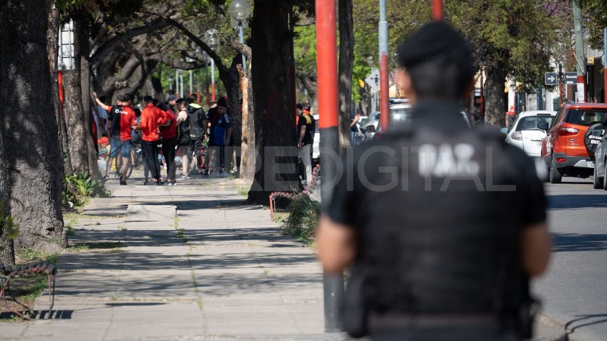 Este miércoles los hinchas de Colón vuelven a la cancha tras la crisis que se desató por los aprietes de barras a jugadores.&nbsp;
