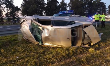 Así quedó el auto que dio varios vuelcos en la autopista.&nbsp;