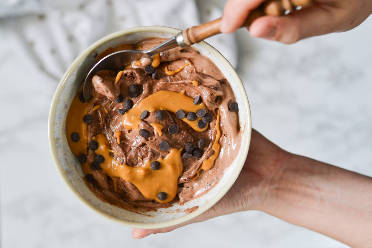El helado vegano se puede hacer fácilmente en casa y es un postre apto para toda la familia. El helado vegano se puede hacer fácilmente en casa y es un postre apto para toda la familia.