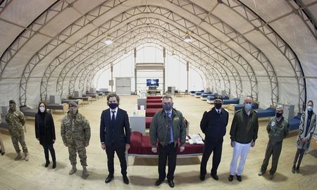 El jefe de Gabinete, Santiago Cafiero, y el ministro de Defensa, Agustín Rossi, inauguraron hospitales hechos por el Ejército en Buenos Aires. El jefe de Gabinete, Santiago Cafiero, y el ministro de Defensa, Agustín Rossi, inauguraron hospitales hechos por el Ejército en Buenos Aires.