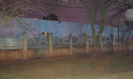 Desde el 2019 la escuela Presidente Perón mantiene su tapial de chapas para evitar los tiros. Desde el 2019 la escuela Presidente Perón mantiene su tapial de chapas para evitar los tiros.