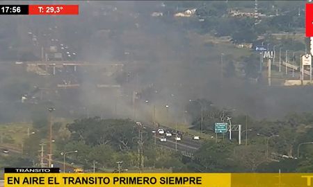 Alrededor de cuatro focos ígneos dificultan la visibilidad sobre la ruta 168. Bomberos trabajan en el lugar móviles policiales ordenan el tránsito en la zona. Alrededor de cuatro focos ígneos dificultan la visibilidad sobre la ruta 168. Bomberos trabajan en el lugar móviles policiales ordenan el tránsito en la zona.