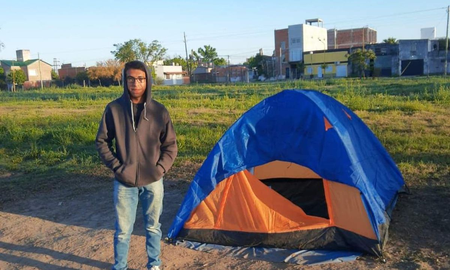 La historia del estudiante cordobés que acampó frente a una universidad para poder rendir a tiempo La historia del estudiante cordobés que acampó frente a una universidad para poder rendir a tiempo