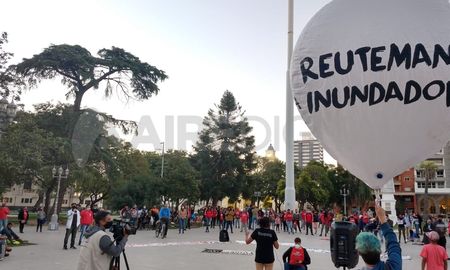 Producto de incesantes lluvias, una pronunciada creciente del caudal del río Salado y obras de defensa que estaban inconclusas, más de 130.000 personas tuvieron que ser evacuadas, 43 barrios fueron inundados y, al menos, 23 personas fallecieron en 2003. Producto de incesantes lluvias, una pronunciada creciente del caudal del río Salado y obras de defensa que estaban inconclusas, más de 130.000 personas tuvieron que ser evacuadas, 43 barrios fueron inundados y, al menos, 23 personas fallecieron en 2003.