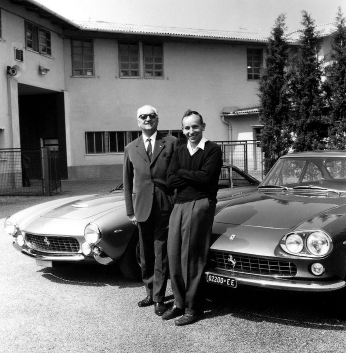 A fines de 1962, Surtees fue convocado a Maranello por Enzo Ferrari. “Me gustaría que corriera para nosotros el próximo año. Fórmula 1, autos deportivos y cualquier otra cosa que decidamos competir. Acá está el contrato”, le dijo Il Commendatore.