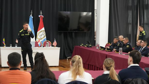 El Gobierno de la provincia de Santa Fe continúa profundizando su política de seguridad con eje en la profesionalización de la policía y el fortalecimiento de las capacidades de investigación criminal. El Gobierno de la provincia de Santa Fe continúa profundizando su política de seguridad con eje en la profesionalización de la policía y el fortalecimiento de las capacidades de investigación criminal.