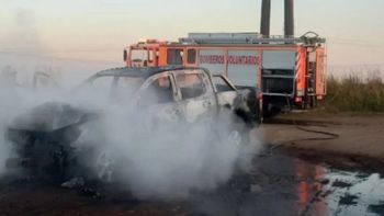Una camioneta chocó contra una columna y se incendió en el sur de Santa Fe