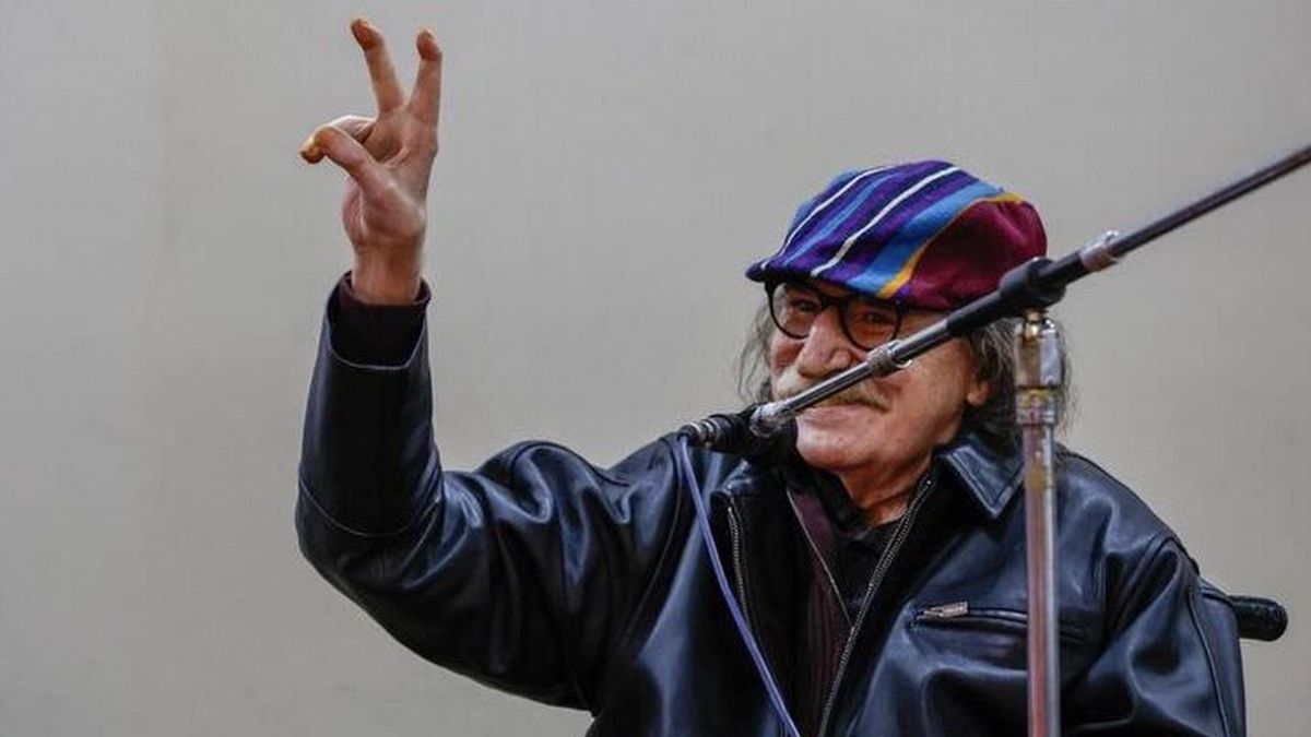Tras un largo tiempo alejado de los actos públicos, Charly García sorprendió al asistir a la sede de Puán. Tras un largo tiempo alejado de los actos públicos, Charly García sorprendió al asistir a la sede de Puán.