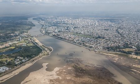 El proyecto de construcción de un gasoducto metropolitano que permita distribuir gas en el área del departamento La Capital y alrededores continúa avanzando. El proyecto de construcción de un gasoducto metropolitano que permita distribuir gas en el área del departamento La Capital y alrededores continúa avanzando.