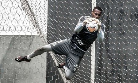 John, el arquero del Santos, uno de los positivos detectados en el plantel brasileño. John, el arquero del Santos, uno de los positivos detectados en el plantel brasileño.