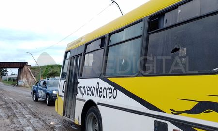 Otro colectivo de la línea 18 fue atacado este miércoles por la tarde en el ingreso al barrio Santa Rosa de Lima. Otro colectivo de la línea 18 fue atacado este miércoles por la tarde en el ingreso al barrio Santa Rosa de Lima.