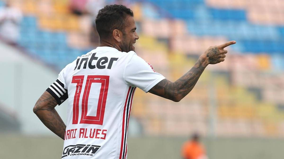 Dani Alves dice no soportar las críticas de los hinchas y quiere volver a Europa a sus 37 años.