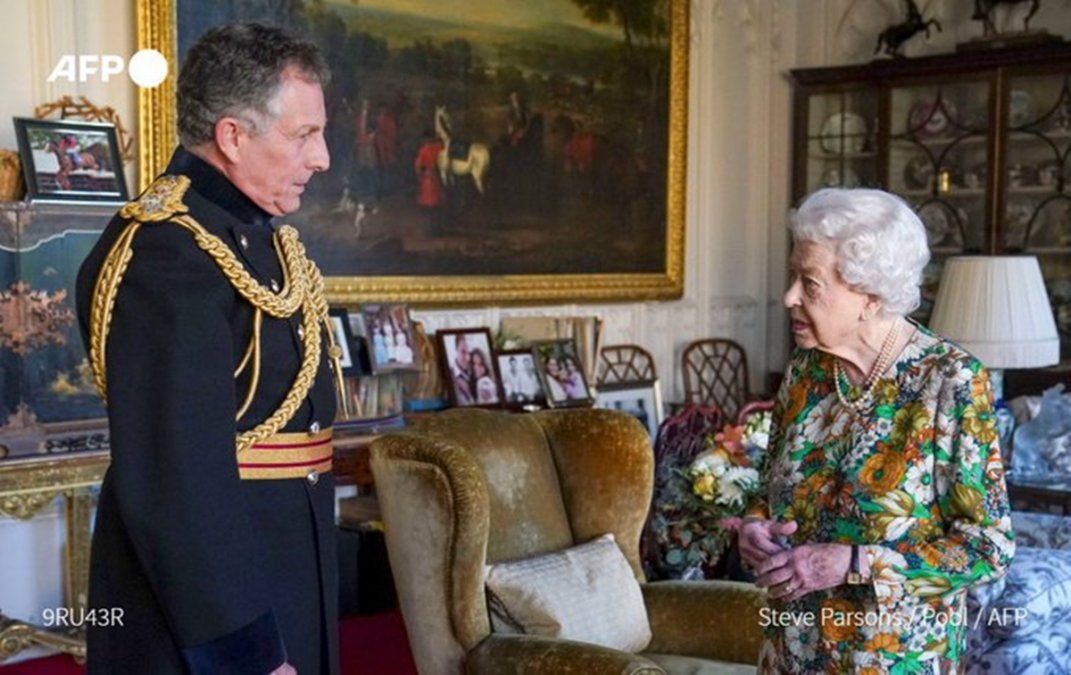 La reina de Inglaterra reaparece en público tras ausentarse por indicación médica