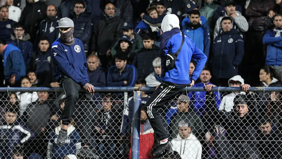 Así fue la invasión de los hinchas de Independiente Rivadavia que hizo detener el partido.
