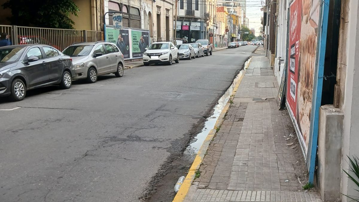 Sin respuestas. A raíz de la pérdida de agua se generó una grieta en la calle que casi cruza hasta la otra vereda. Sin respuestas. A raíz de la pérdida de agua se generó una grieta en la calle que casi cruza hasta la otra vereda.