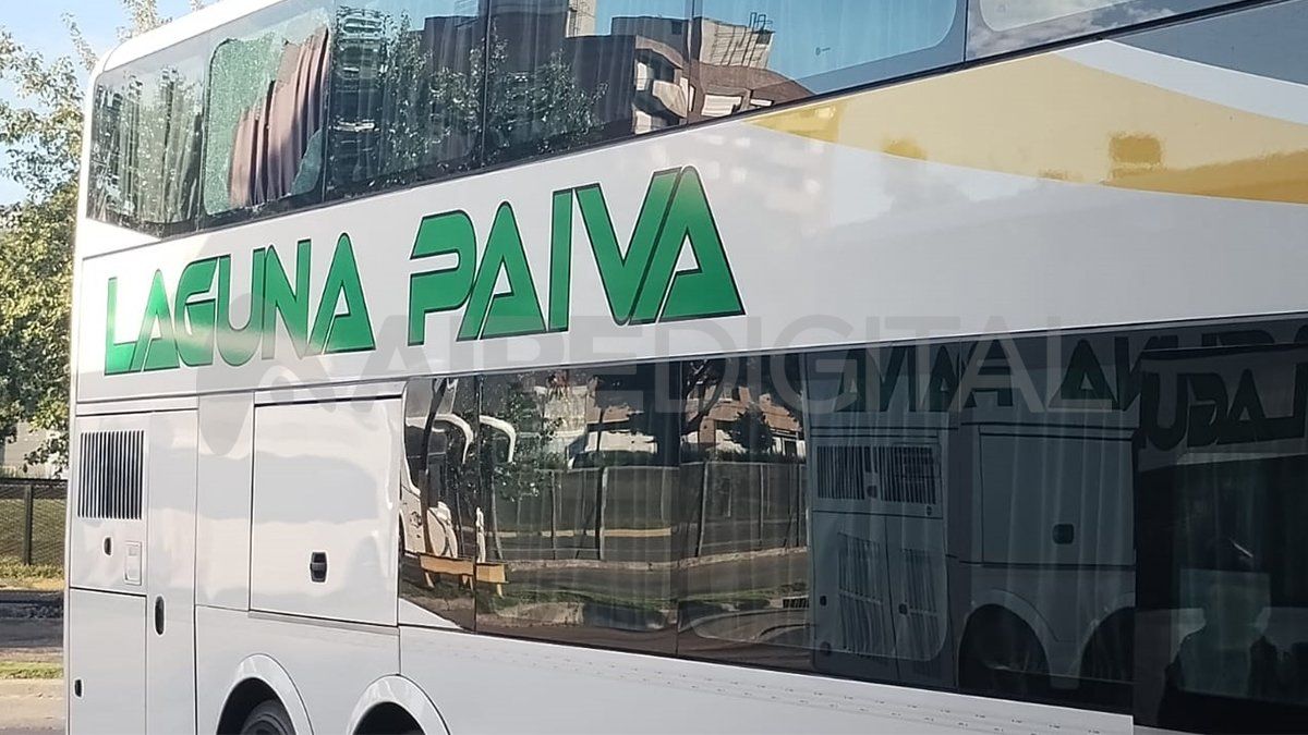 El colectivo fue estacionado en la terminal de omnibus tras el ataque.