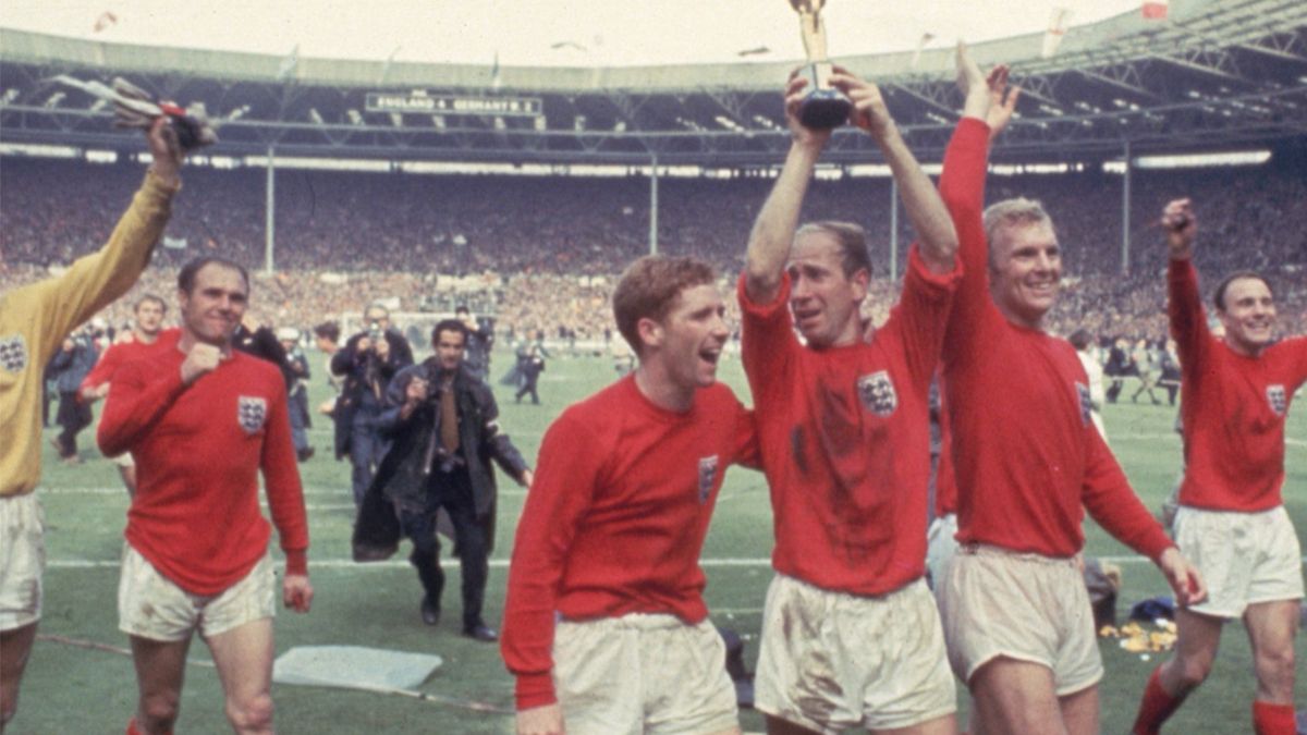 Bobby Charlton celebra el triunfo en la final del Mundial 1966, luego de que Inglaterra derrotó 4-2 a la Alemania de Franz Beckenbauer.