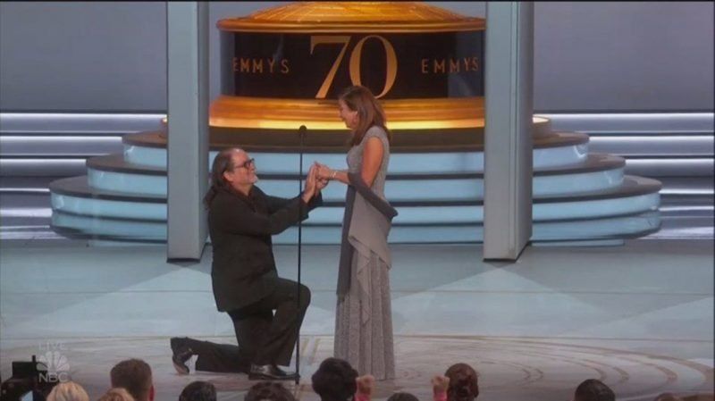 Ganó un Emmy, se lo dedicó a su novia y le propuso matrimonio frente a todo el mundo