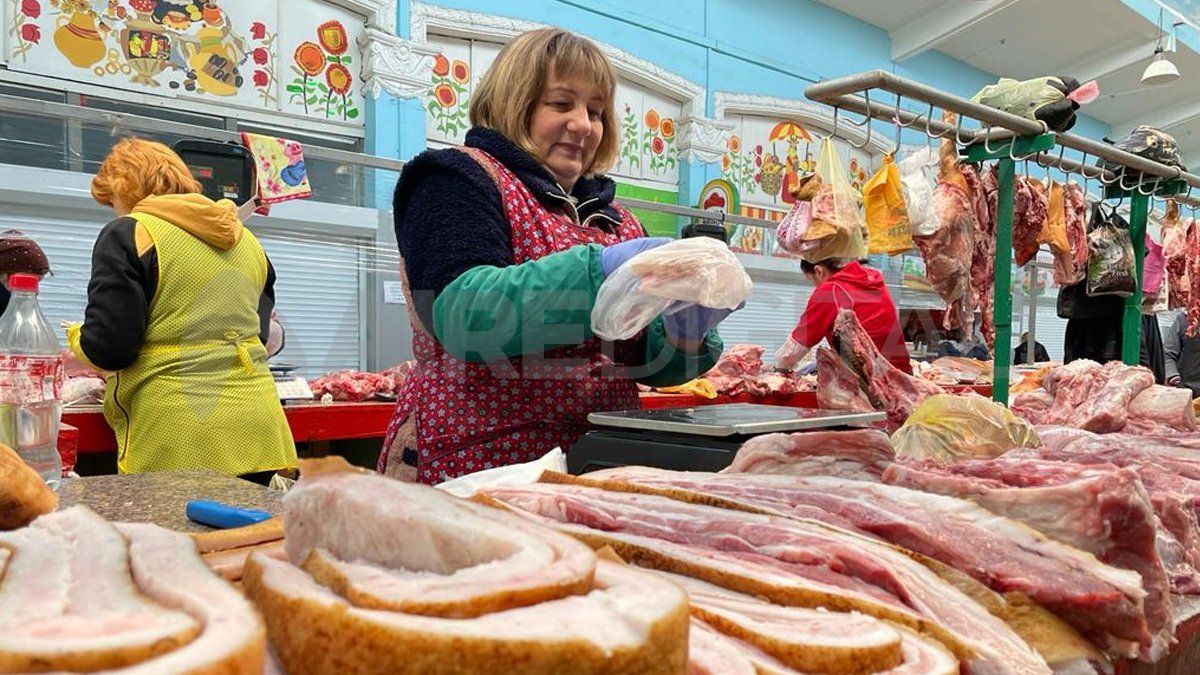 En el único mercado de Kiev abierto hay un galpón donde solo se vende carne, tanto vacuna como de cerdo.
