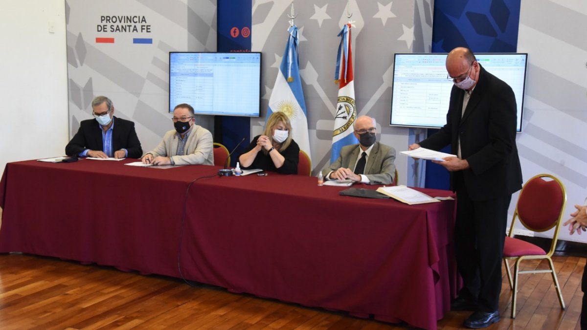 La licitación tuvo lugar en la sede de Casa de Gobierno en la ciudad de Rosario. 