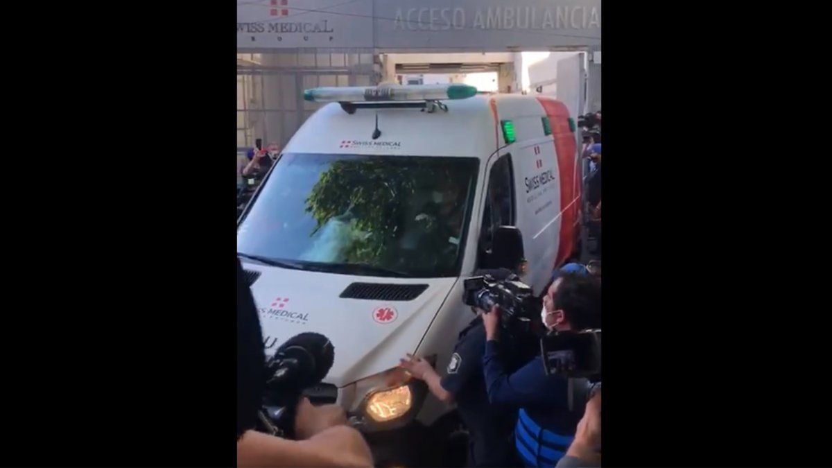 Maradona recibió hoy el alta y abandonó la Clínica de Olivos luego de más de una semana de internación por haber sido operado de un hematoma subdural en la cabeza.