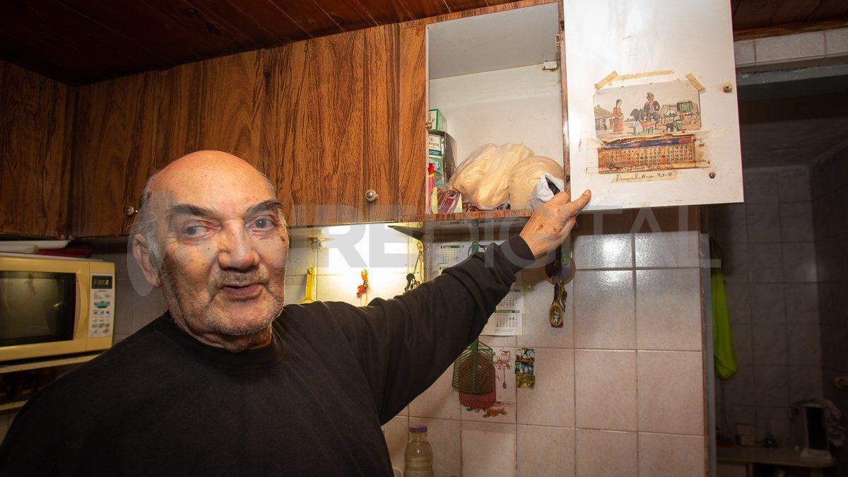Carlitos señala en el almanaque que tiene en la cocina el día en que el agua tapó su vivienda.