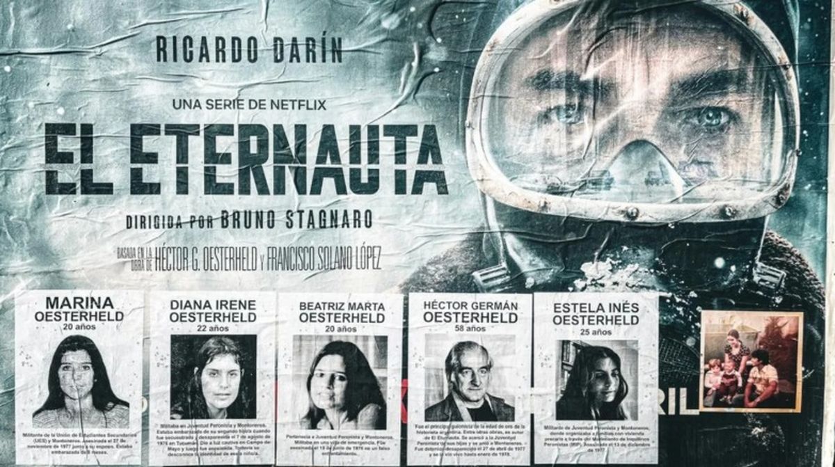 Los carteles que publicitan El Eternauta fueron intervenidos por afiches para recordar a Héctor Oesterheld y a su familia.