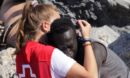 La voluntaria de Cruz Roja que consoló a un migrante en Ceuta cierra sus redes ante la oleada de insultos racistas y xenófobos La voluntaria de Cruz Roja que consoló a un migrante en Ceuta cierra sus redes ante la oleada de insultos racistas y xenófobos