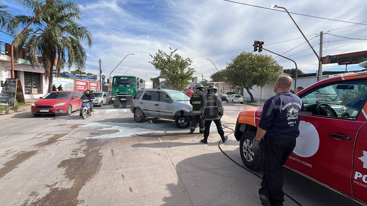 Los ocupantes de la camioneta incendiada salieron ilesos. Los ocupantes de la camioneta incendiada salieron ilesos.