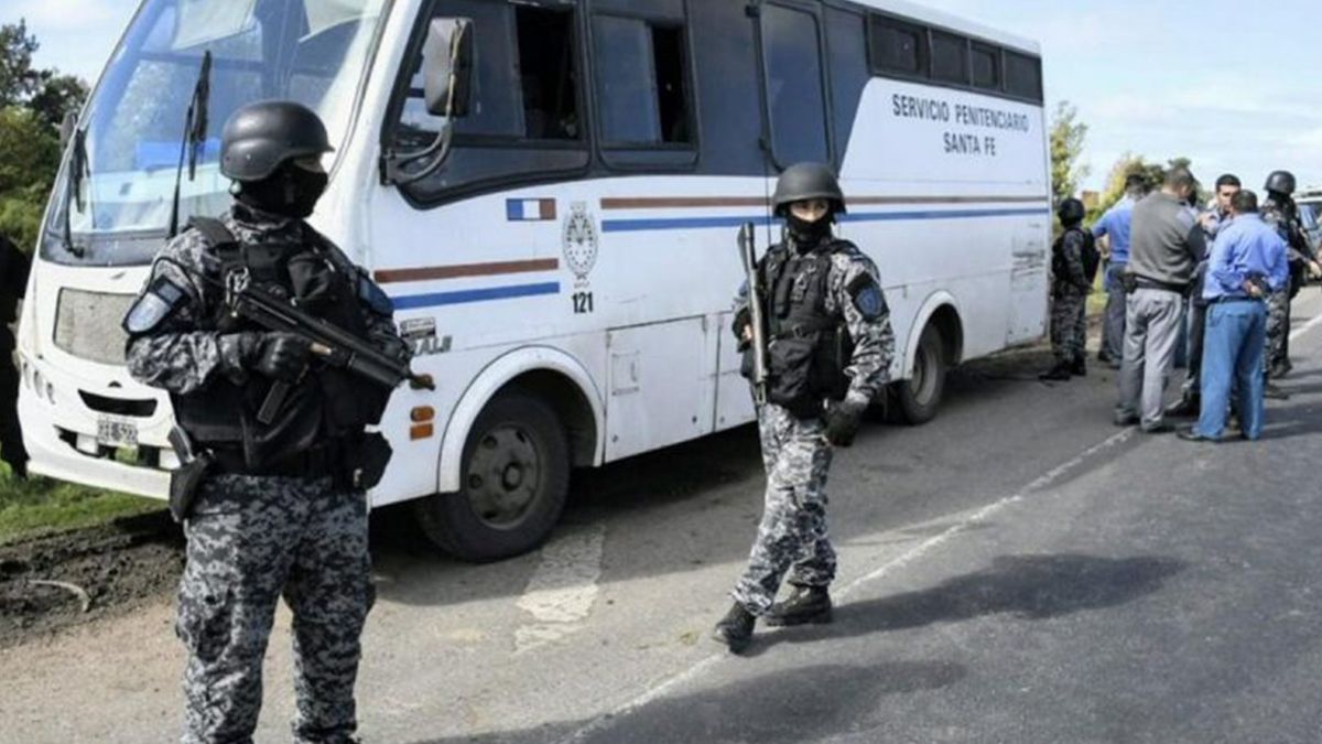 El 8 de mayo de 2019, nueve presos que iban a bordo de un furgón penitenciario que viajaba hasta la Unidad Penitenciaria N° 1 de Coronda escaparon en la autopista Santa Fe-Rosario.