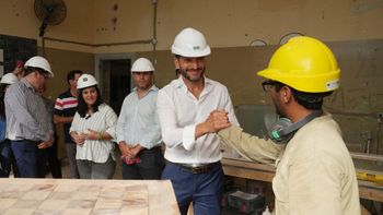 El gobernador Maximiliano Pullaro recorrió este miércoles las obras de puesta en valor del edificio de “El Comercial”.