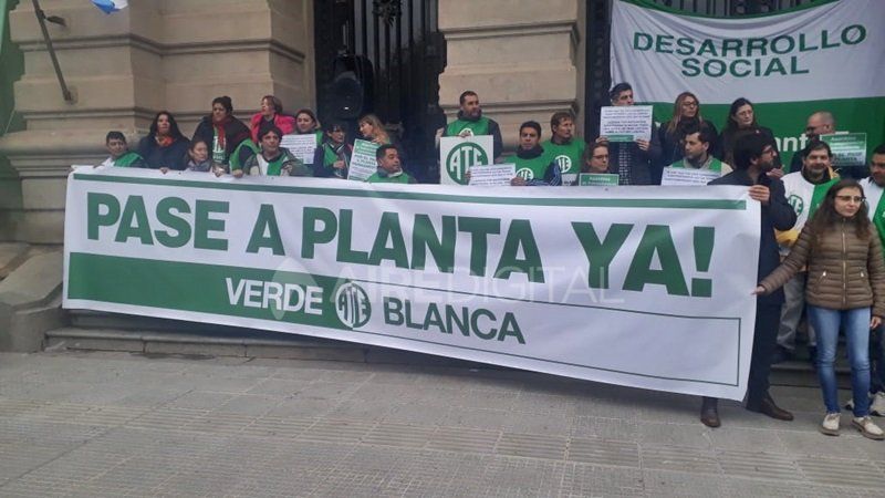 Las desvinculaciones son para ATE lisa y llanamente cesantías. Involucra a 130 trabajadores del ministerio de Educación, 24 de Género, seis de Producción y 27 de Enerfe. Las desvinculaciones son para ATE lisa y llanamente cesantías. Involucra a 130 trabajadores del ministerio de Educación, 24 de Género, seis de Producción y 27 de Enerfe.