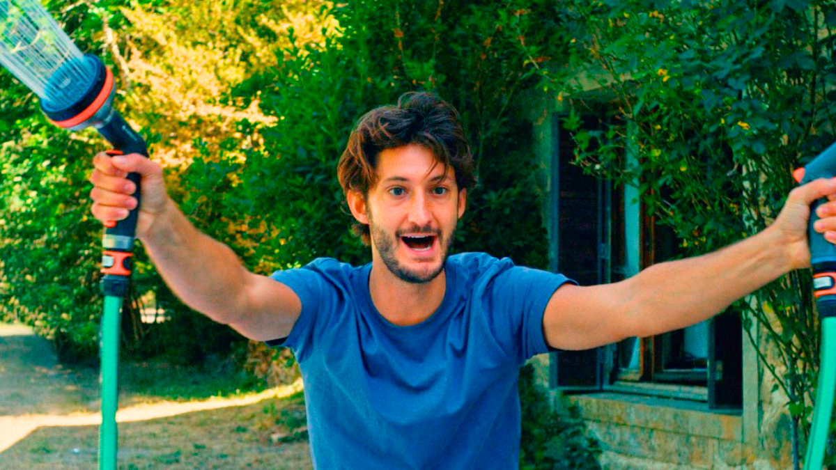 Gondry utiliza su característico estilo para sumergirnos en una comedia frenética