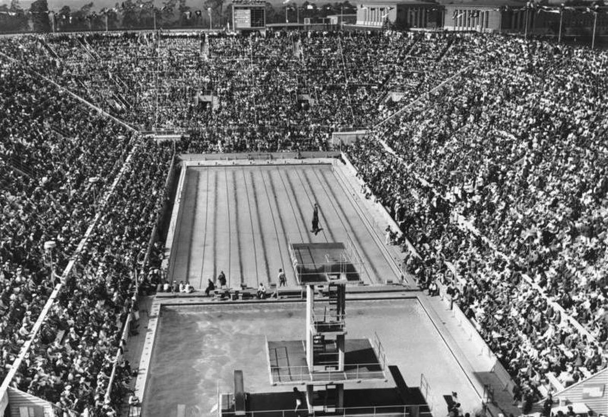 Todas las competencias de natación (junto con las de saltos ornamentales y waterpolo) de los Juegos Olímpicos de Berlín 1936 se disputaron en la imponente piscina del Reichssportfeld Schwimmstadion, con capacidad para 20.000 espectadores.