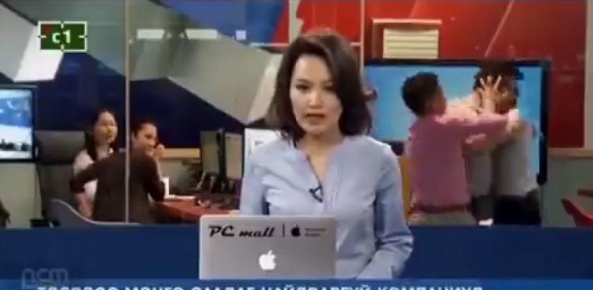 Video viral: en medio de un noticiero en vivo dos empleados se pusieron a pelear.