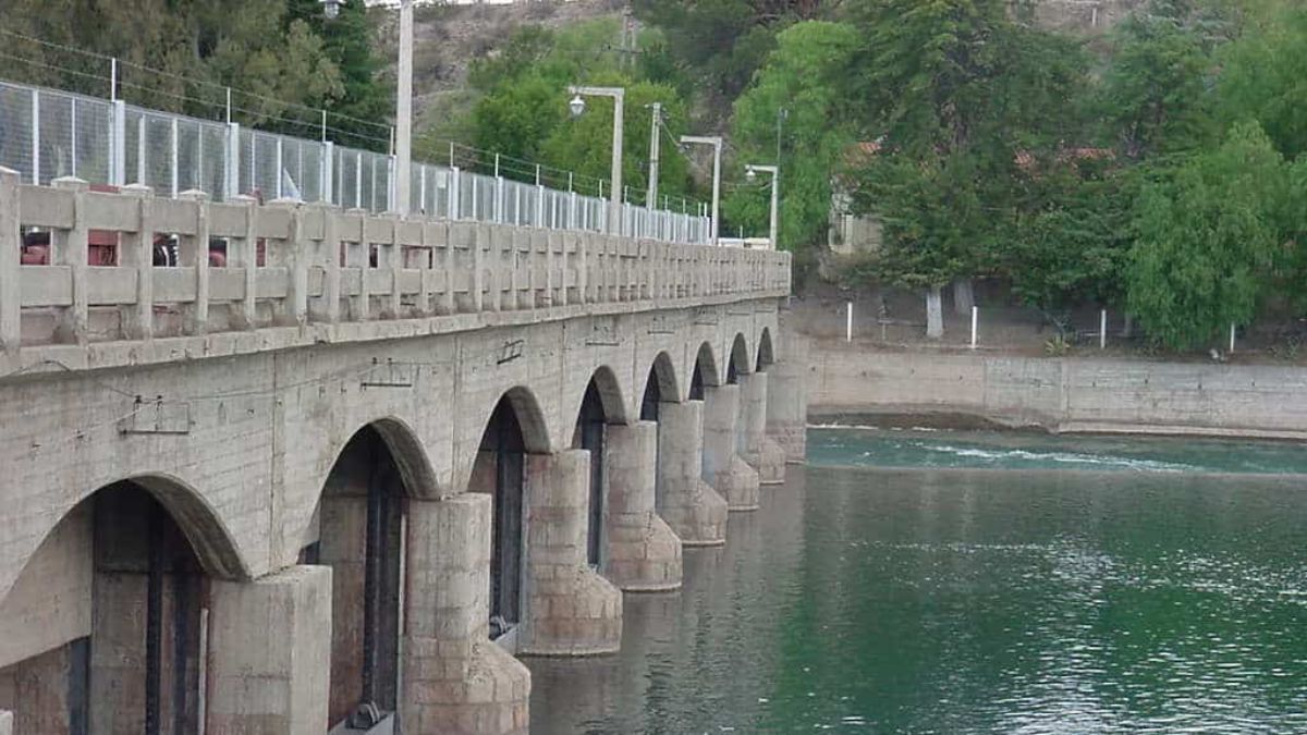 El Dique Galileo Vitali funciona como el primer derivador de aguas del río Diamante, un hito fundamental para el sistema de riego que dio vida al oasis sanrafaelino. El Dique Galileo Vitali funciona como el primer derivador de aguas del río Diamante, un hito fundamental para el sistema de riego que dio vida al oasis sanrafaelino.