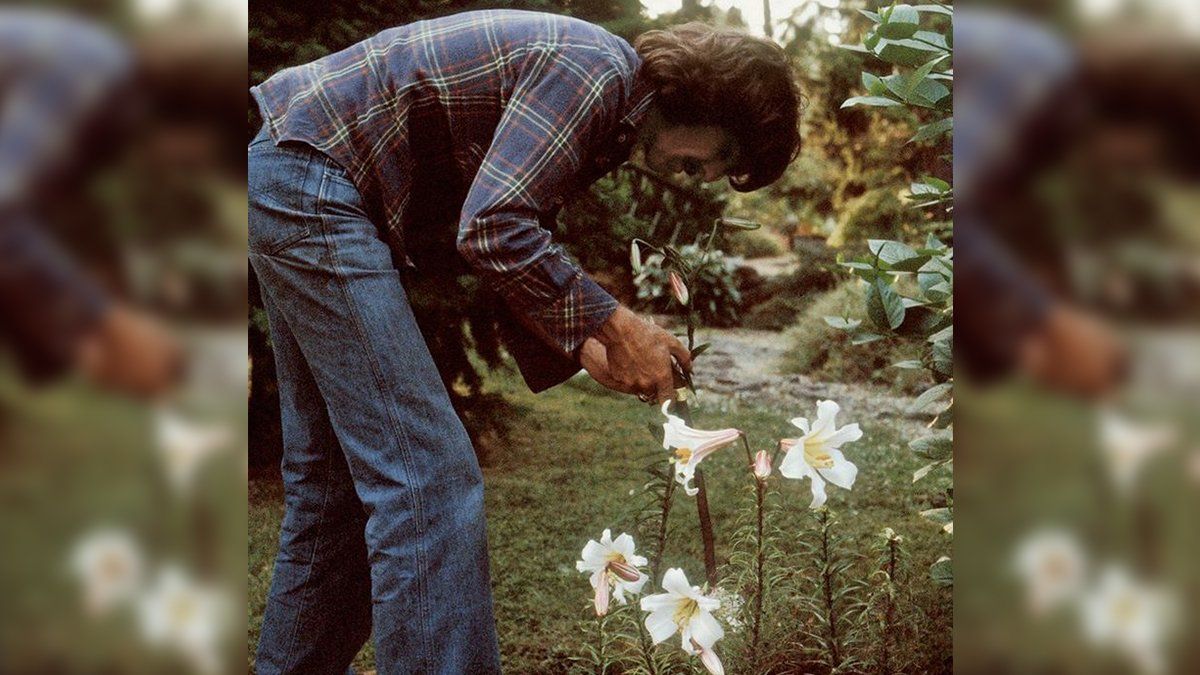 La jardinería, otra de las pasiones de George Harrison. Podía pasarse horas cuidando sus plantas